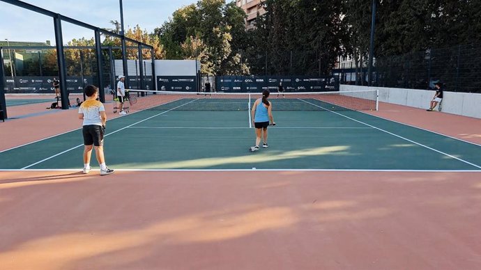 Pista de tenis remodelada en Fuentenueva