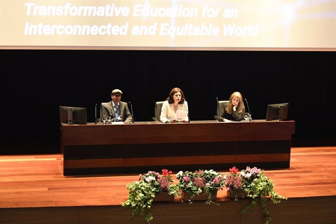 Más de 200 académicos de decenas de países debaten en Vigo sobre la educación como motor para un mundo equitativo.
