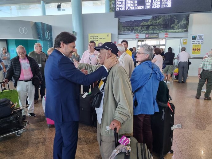 El secretario xeral de Emigración, Antonio Rodríguez Miranda, recibe en el aeropuerto de Vigo a los participantes del programa 'Reencontro con Galicia', procedentes de Venezuela, Cuba, Brasil, Argentina y Uruguay.
