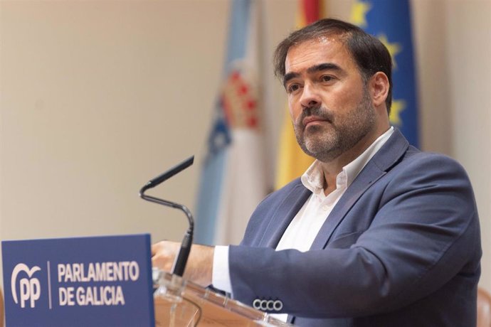 El portavoz parlamentario del PPdeG, Alberto Pazos, en rueda de prensa