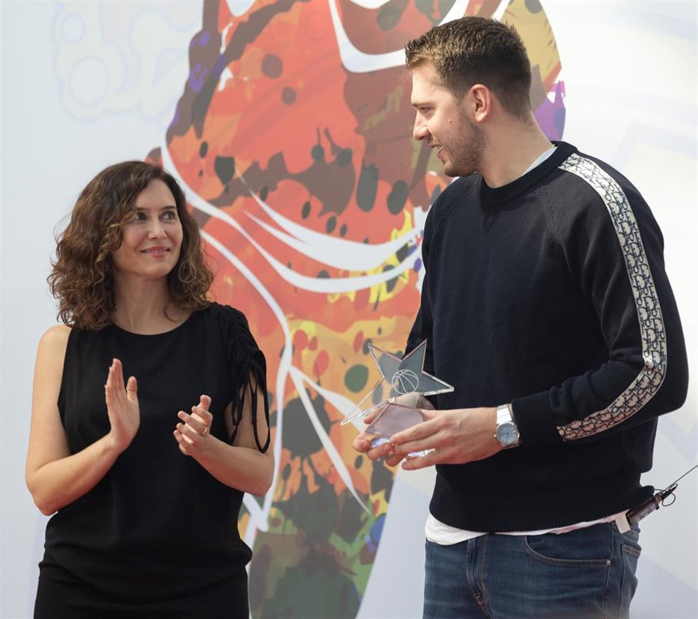 La presidenta de la Comunidad de Madrid, Isabel Díaz Ayuso, y el jugador de baloncesto esloveno Luka Doncic durante la presentación del partido amistoso de baloncesto que disputarán Real Madrid y Dallas Mavericks en el WiZink Center