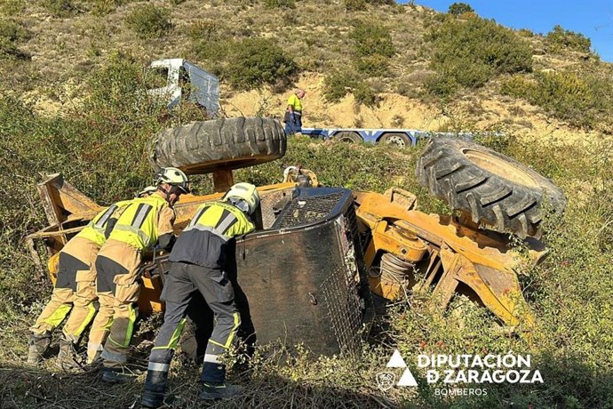 La máquina ha volcado, precipitándose ladera abajo en la carretera A-2603.