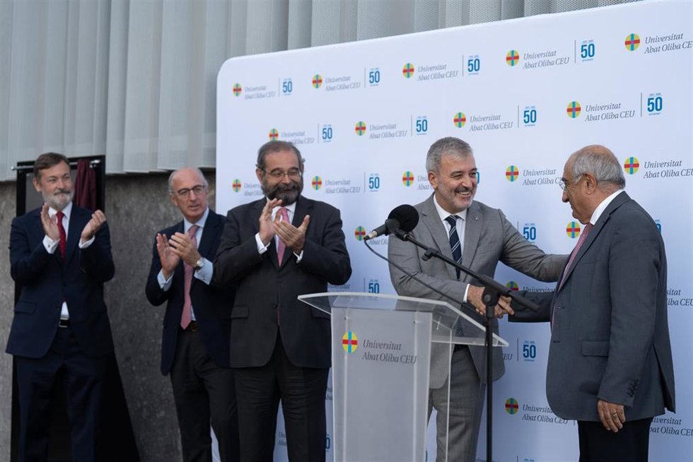 El rector de la UAO, Rafael Rodríguez-Ponga, el director general del grupo CEU, Javier Tello; el presidente de la Fundación Universitaria San Pablo CEU, Alfonso Bullón, el alcalde de Barcelona, Jaume Collboni; y el conseller Joaquim Nadal.