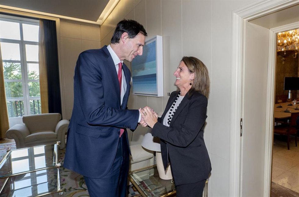 La vicepresidenta tercera y ministra para la Transición Ecológica y el Reto Demográfico en funciones, Teresa Ribera, mantiene una reunión con el comisario de Acción por el Clima de la Unión Europea, Wopke Hoekstra, en la sede del Ministerio, a 9 de octu