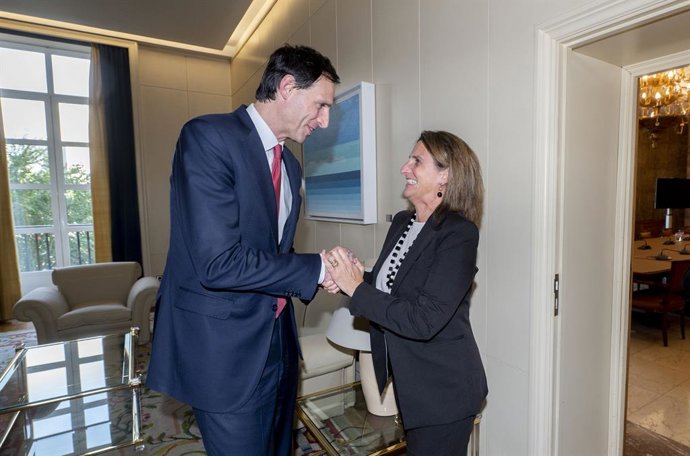La vicepresidenta tercera y ministra para la Transición Ecológica y el Reto Demográfico en funciones, Teresa Ribera, mantiene una reunión con el comisario de Acción por el Clima de la Unión Europea, Wopke Hoekstra, en la sede del Ministerio, a 9 de octu