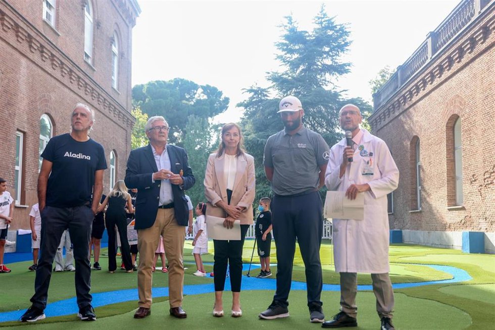 Jon Rahm durante la presentación El Jardín del Golf, un espacio recreativo para los niños ingresados en el Hospital del Niño Jesús de Madrid