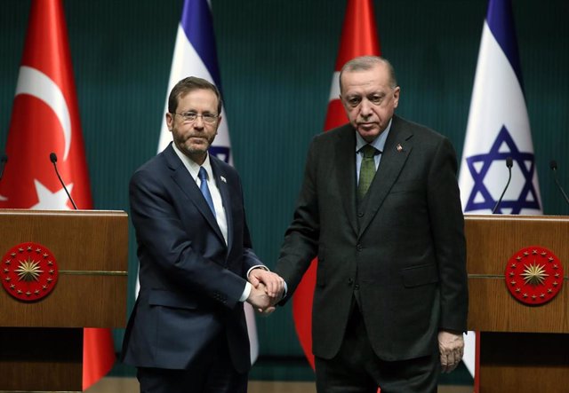 Archivo - ANKARA, March 9, 2022  -- Turkish President Recep Tayyip Erdogan (R) shakes hands with Israeli President Isaac Herzog during a joint press conference in Ankara, Turkey, on March 9, 2022. Turkey is ready to cooperate with Israel in the field of e