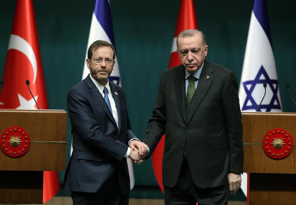 Archivo - ANKARA, March 9, 2022  -- Turkish President Recep Tayyip Erdogan (R) shakes hands with Israeli President Isaac Herzog during a joint press conference in Ankara, Turkey, on March 9, 2022. Turkey is ready to cooperate with Israel in the field of