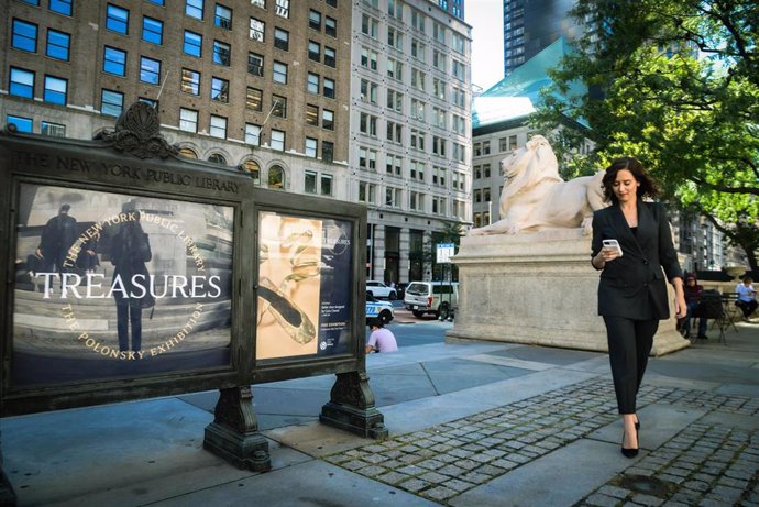 Archivo - La presidenta de la Comunidad de Madrid, Isabel Díaz Ayuso, consulta el móvil en 5th Avenue tras ofrecer la primera rueda de prensa de su viaje institucional a EEUU, a 26 de septiembre de 2021, en Nueva York (EEUU). 