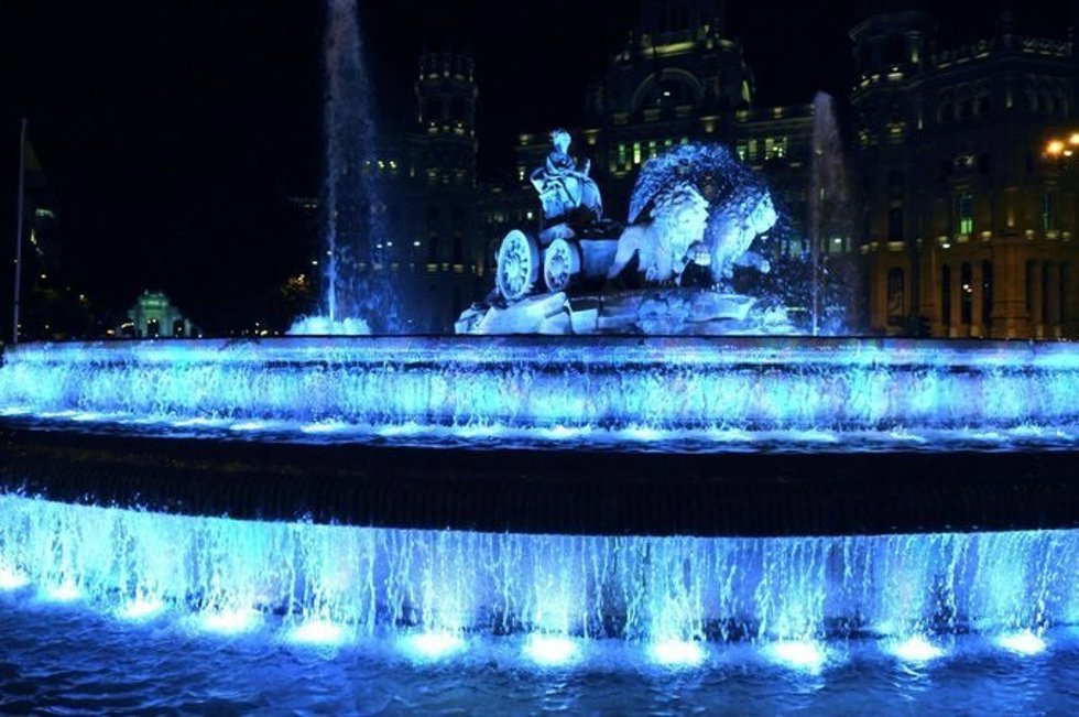 Archivo - La fuente de Cibeles iluminada de azul 