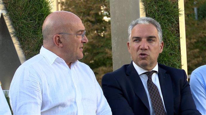 El coordinador general del PP, Elías Bendodo (derecha), junto al alcalde de Valladolid, Jesús Julio Carnero.