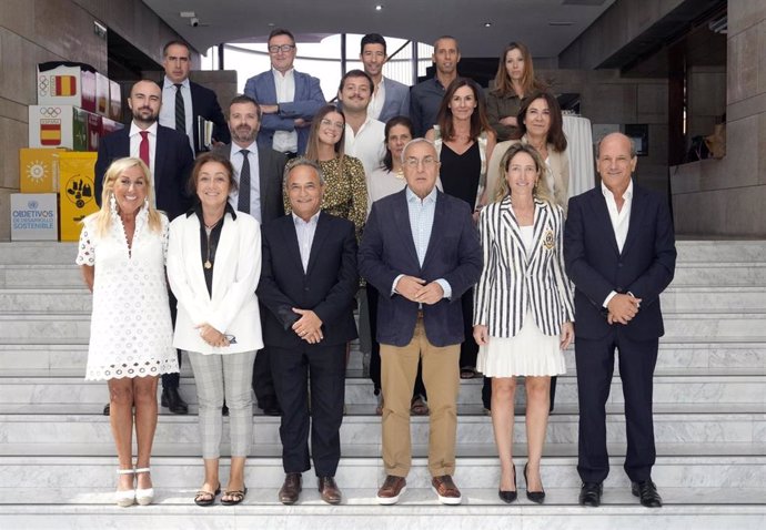Foto de familia tras la reunión entre representantes del COE y de la candidadura española del Mundial 2030 para apuntarla la sostenibilidad del evento