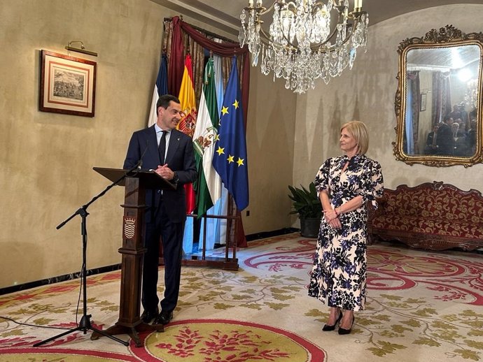 El presidente de la Junta de Andalucía, Juanma Moreno, junto a la alcaldesa de Jerez, María José García-Pelayo, en su segunda visita institucional al Ayuntamiento.