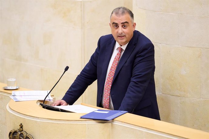 El consejero de Fomento del Gobierno de Cantabria, Roberto Media, en el Parlamento  