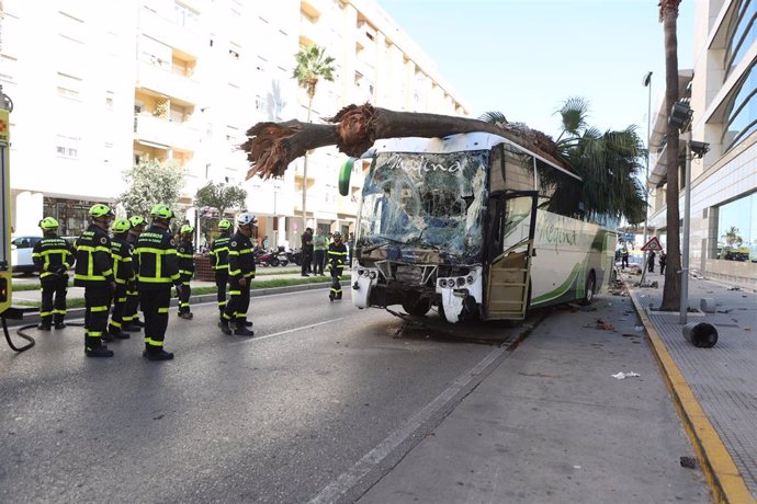 Imagen del autobús que perdió el control a la entrada de Cádiz causando tres fallecidos y dos heridos, a 09 de octubre del 2023 en Cádiz (Andalucía, España).