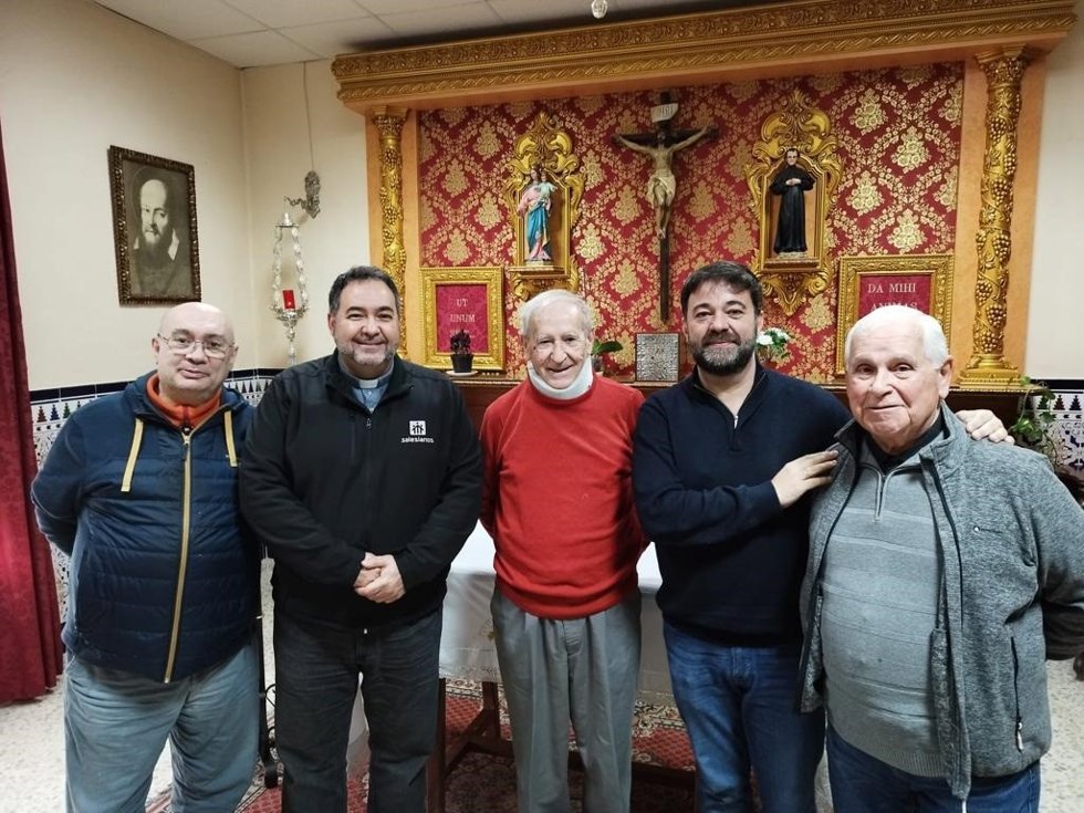 Archivo - Antonio Rodríguez, en el centro de la imagen, en su comunidad salesiana tras el alta hospitalaria después de los atentados de enero.