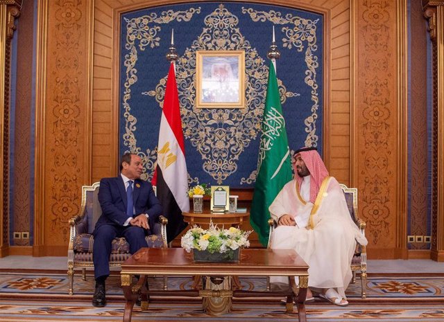 Archivo - El presidente egipcio, Abdelfatá al Sisi, y el príncipe heredero de Arabia Saudí, Mohamed bin Salmán