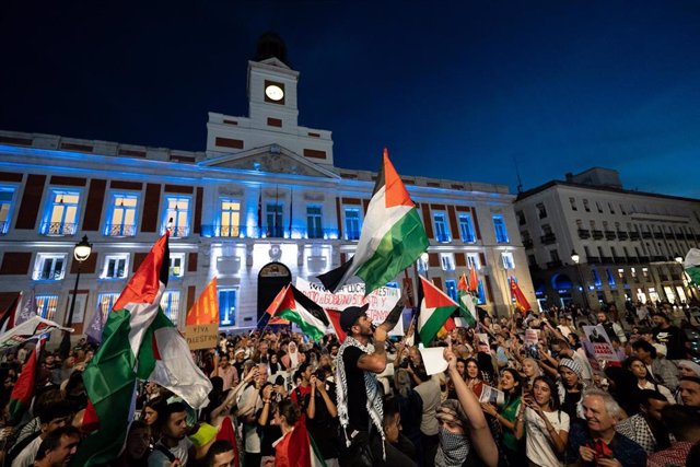 Cientos de personas protestan durante una concentración contra “un nuevo acto de terrorismo israelí”, en la Puerta del Sol, a 9 de octubre de 2023, en Madrid (España).