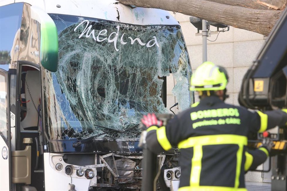 Imagen del autobús que perdió el control a la entrada de Cádiz causando tres fallecidos y dos heridos, archivo 