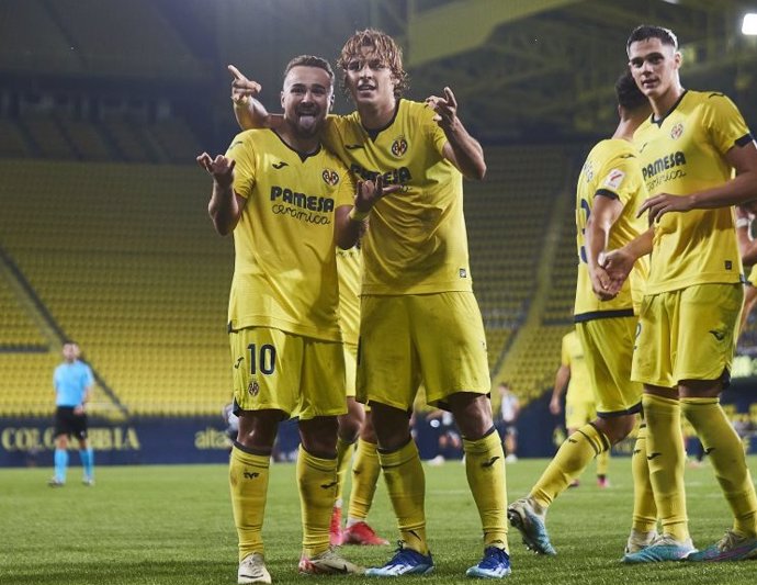 Los jugadores del Villarreal celebran uno de sus goles ante el Espanyol en LaLiga Hypermotion 2023-2024