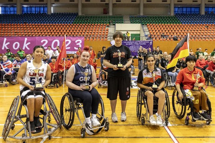 Foto final de las cuatro primeras clasificadas en el Mundial Sub-25 Femenino de Baloncesto en Silla