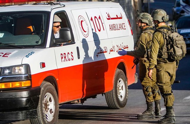 Archivo - Militares del Ejército de Israel impiden el paso de una ambulancia en los territorios palestinos