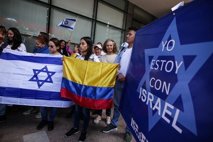 Bogotá. Octubre 9 de 2023. Comunidad Israelí en Colombia, se congrega a las afueras de la embajada de Israel en rechazo a los ataques de se han presentado en ese país y a los daños presentados hace unos días en la embajada. (Colprensa - John Paz)