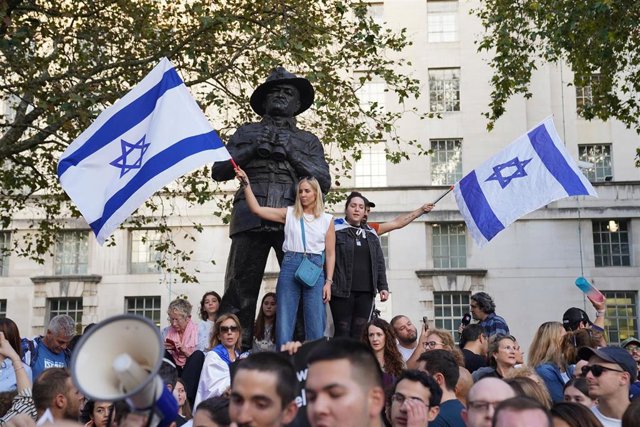 Vigilia en las afueras de Downing Street, en el centro de Londres, por las víctimas y rehenes de los ataques de Hamás