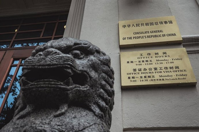 Archivo - Consulado de China en San Francisco, que muestra dos leones guardianes chinos