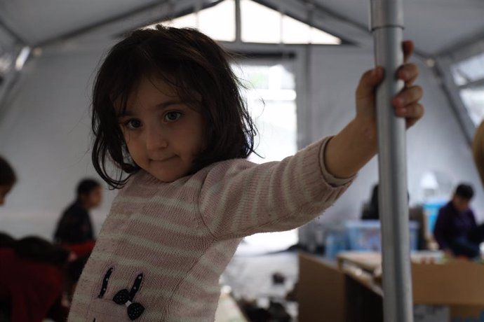 Una niña de Nagorno Karabaj juega en un rincón infantil de Goris creado por UNICEF Armenia para garantizar que los niños refugiados tengan un lugar seguro donde quedarse y jugar cuando sus padres se registran en el centro humanitario estatal