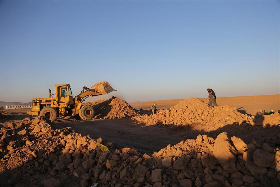 Trabajos de rescate tras los mortales terremotos en el distrito de Zindajan, provincia de Herat, en el oeste de Afganistán