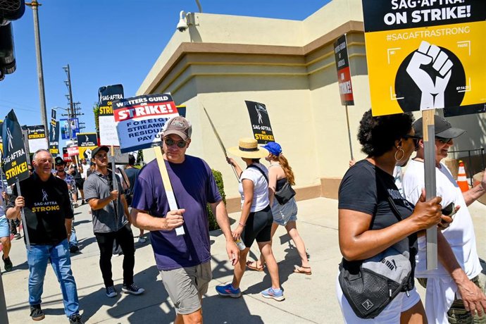 Archivo - Manifestantes durante una protesta para pedir mejoras en el marco de la huelga de guionistas de Estados Unidos contra los estudios de Hollywood