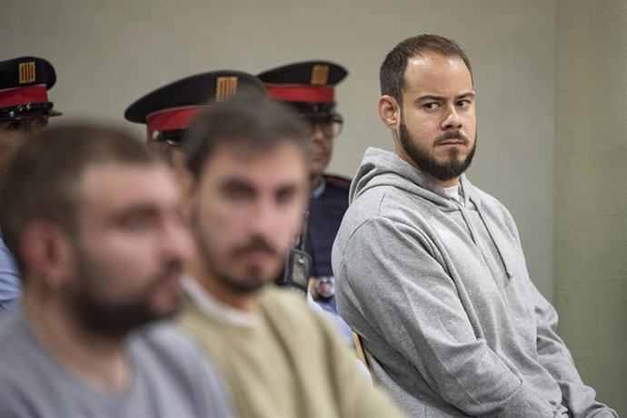 Archivo - El rapero Pablo Hasel (1d) durante un juicio en la Audiencia de Lleida, a 23 de noviembre de 2022, en Lleida, Catalunya (España)