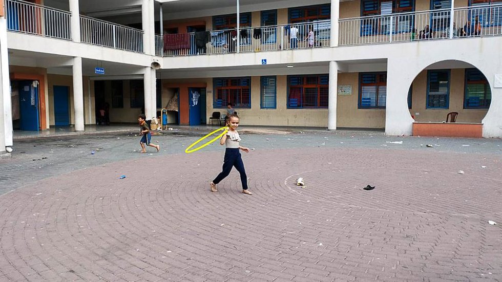 Niños palestinos se refugian en una escuela gestionada por Naciones Unidas en la Franja de Gaza ante los bombardeos de Israel tras la ofensiva de Hamás desde el enclave palestino