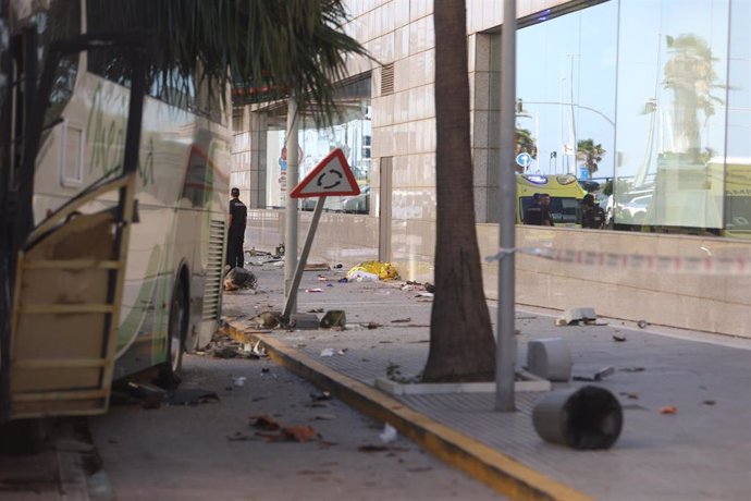 Imagen del autobús que perdió el control a la entrada de Cádiz causando tres fallecidos.