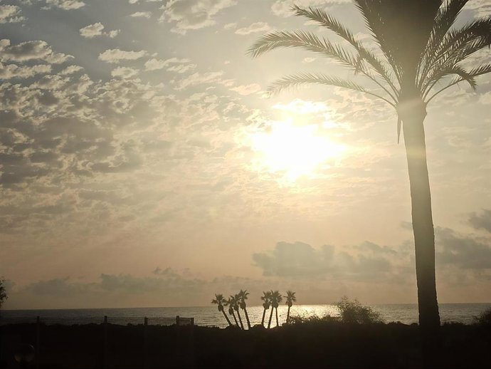 Archivo - Amanecer en una playa de Canet