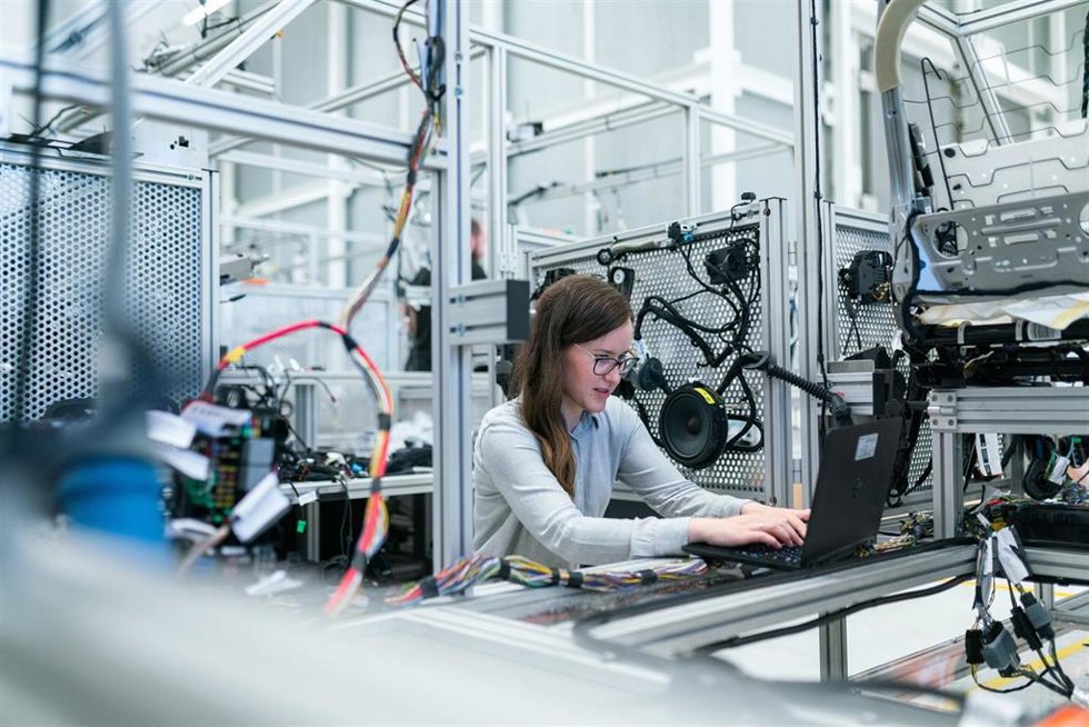 Una mujer en un puesto de trabajo de una categoría STEM