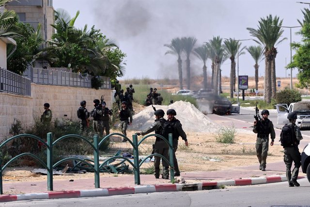 Soldados de Israel en la localidad de Ofakim tras la ofensiva lanzada por el Movimiento de Resistencia Islámica (Hamás) desde la Franja de Gaza