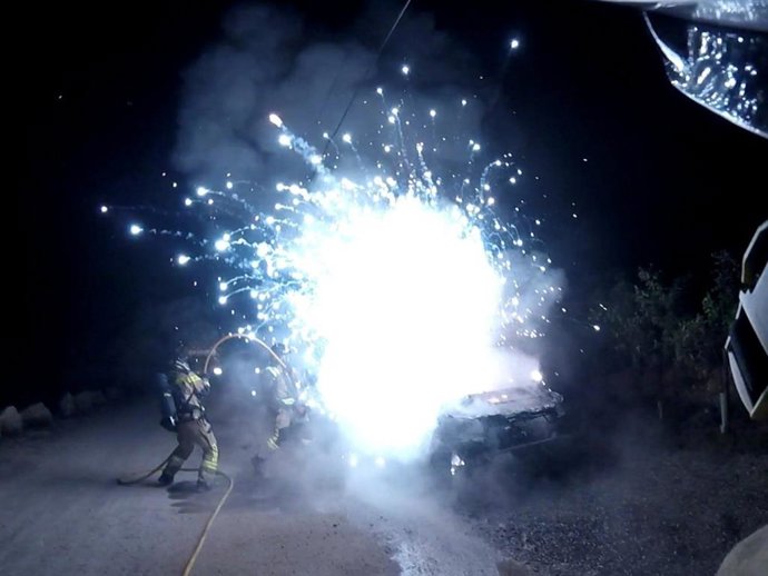 Bomberos de Ibiza apagan el fuego en un vehículo que podría ser el utilizado para asaltar un furgón de la Guardia Civil para tratar de liberar a un preso.