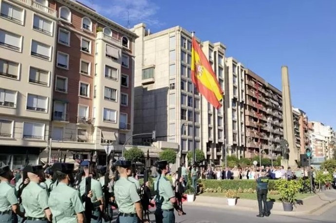 La bandera de España en la estatua del Labrador en Logroño