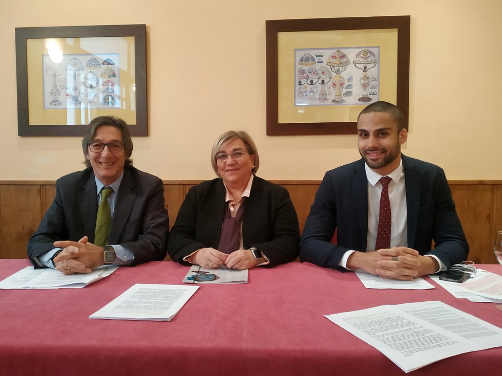 María Jesús Irurtia, junto a Miguel Pérez Fernández (izda) y Lucas Burgueño.