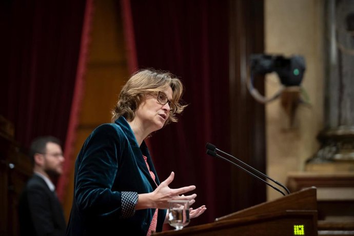 Archivo - La consellera de Acción Exterior y Unión Europea, Meritxell Serret, interviene durante una sesión plenaria en el Parlament, a 26 de enero de 2023, en Madrid (España).
