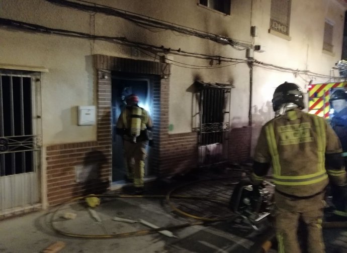Bomberos CEIS apagan la pasada noche del día 09 de octubre incendio de vivienda en Lorca