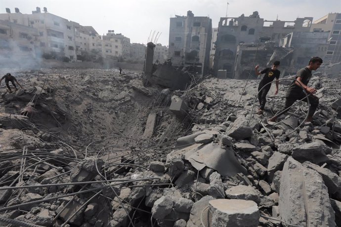 Cràter provocat per un bombardeig a la Franja de Gaza