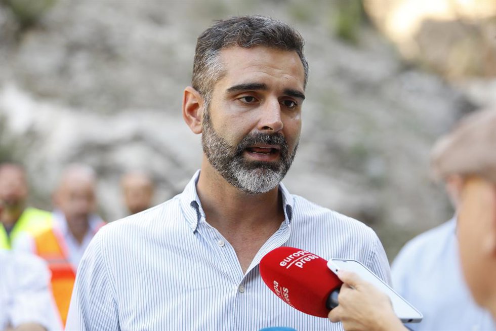 El consejero de Sostenibilidad, Medio Ambiente y Economía Azul, Ramón Fernández-Pacheco, atiende a los medios tras la visita a las obras de emergencia en el paraje Barranco del Girón tras el incendio forestal registrado en la zona a 20 de septiembre del