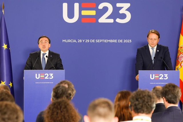 El ministro de Asuntos Exteriores, Unión Europea y Cooperación en funciones, José Manuel Albares (i), y el Comisario Europeo Hungaro de vecindad y ampliación, Olivér Várhelyi