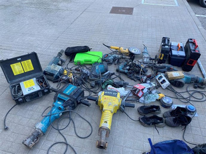 Herramientas intervenidas a dos detenidos, investigados por casi una treintena de robos en establecimientos y naves industriales¡, entre ellos, en cuatro bares de la provincia de Lugo.