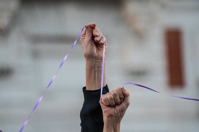 Varias personas sostienen un hilo morado durante una concentración contra la violencia machista convocada por el Foro de Madrid Contra la Violencia hacia las Mujeres, en la Puerta del Sol, a 25 de septiembre de 2023, en Madrid (España). La cifra de mujere