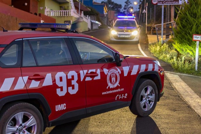 Un vehículo de emergencias, a 9 de octubre de 2023, en El Sauzal, Tenerife, Islas Canarias (España), durante la reactivación del incendio en El Sauzal
