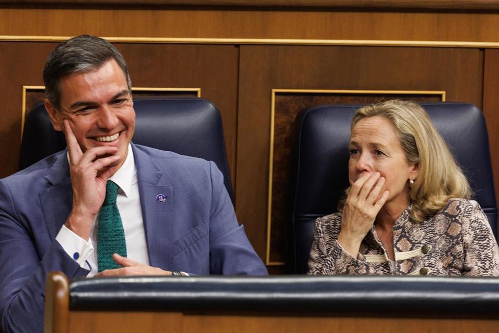 El presidente del Gobierno en funciones, Pedro Sánchez, y la vicepresidenta primera y ministra de Economía y Transformación Digital en funciones, Nadia Calviño.